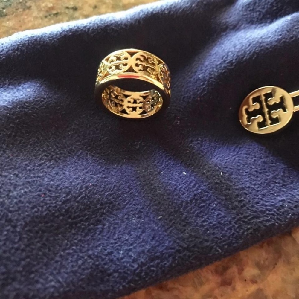 TORY BURCH KINSLEY CUTOUT LOGO GOLD TONE BAND RING - Picture 4 of 6